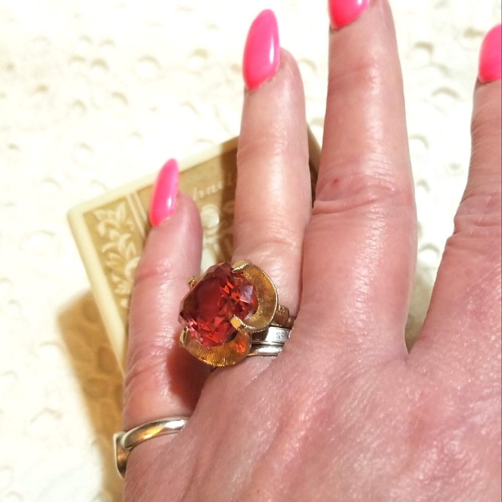 Pretty in Pink! Vintage 1970s Large Pink Glass Gold plated Ring - Picture 6 of 8